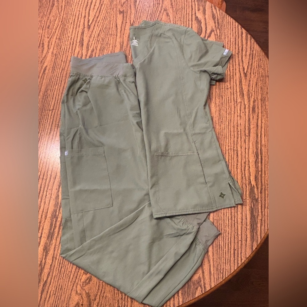 Women’s Med Couture medium tall jogger scrubs